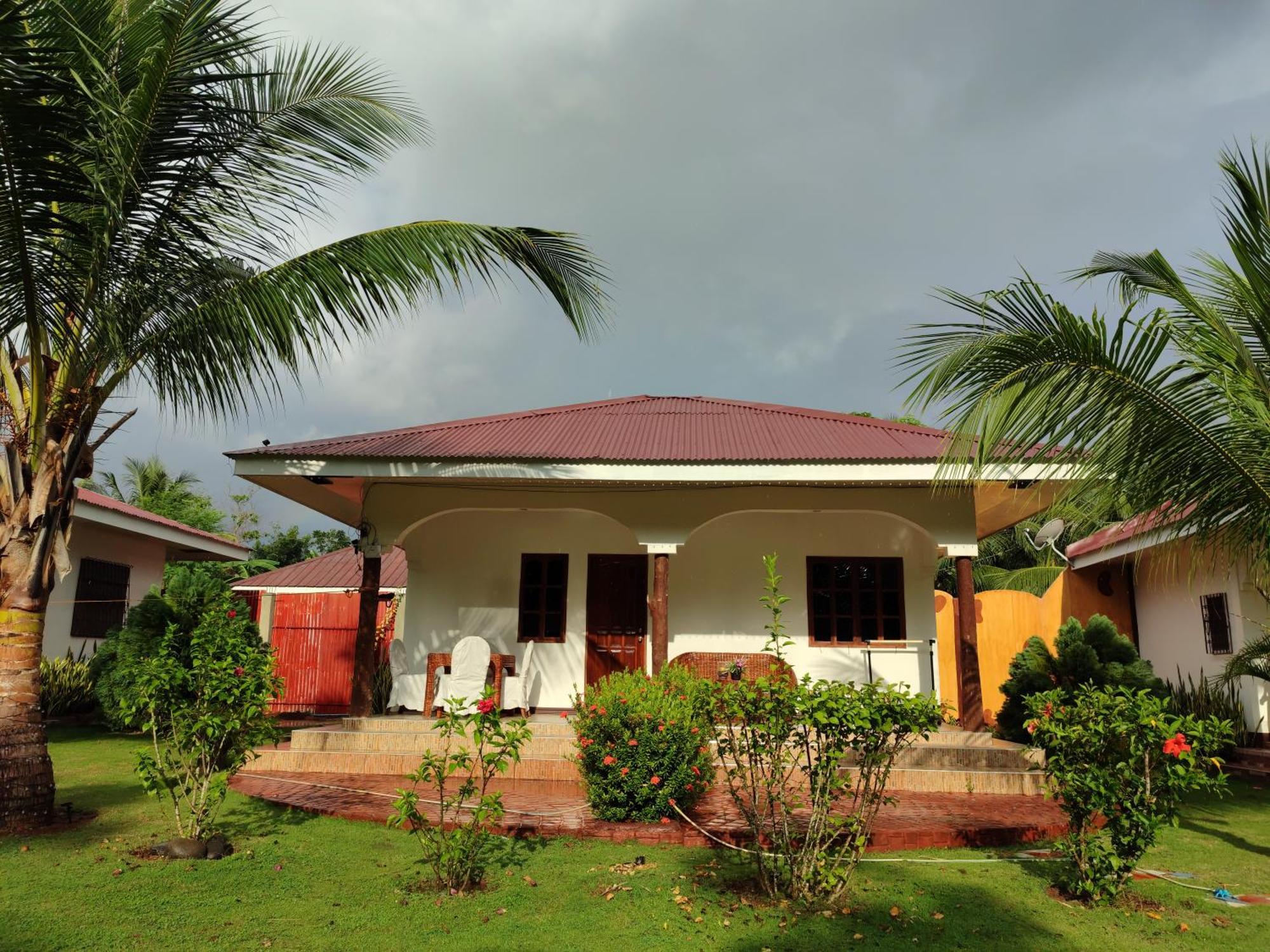 E&N Paradise Island Resort Siquijor Room photo