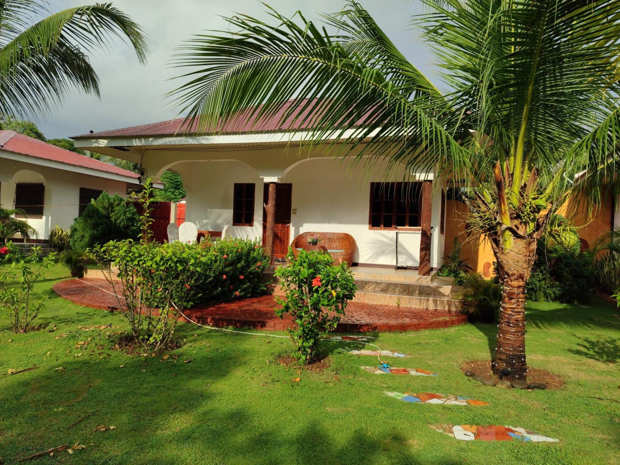 E&N Paradise Island Resort Siquijor Room photo