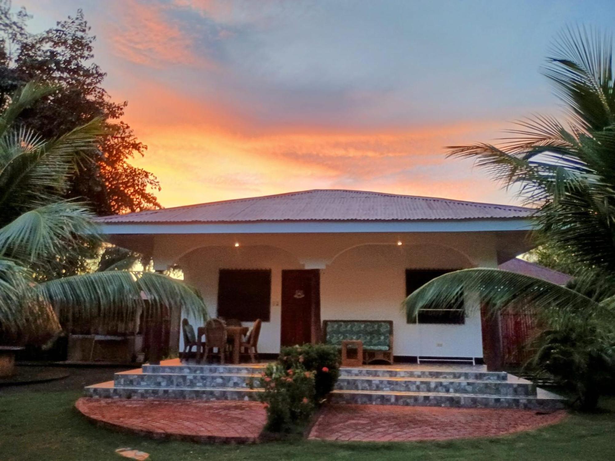 E&N Paradise Island Resort Siquijor Room photo